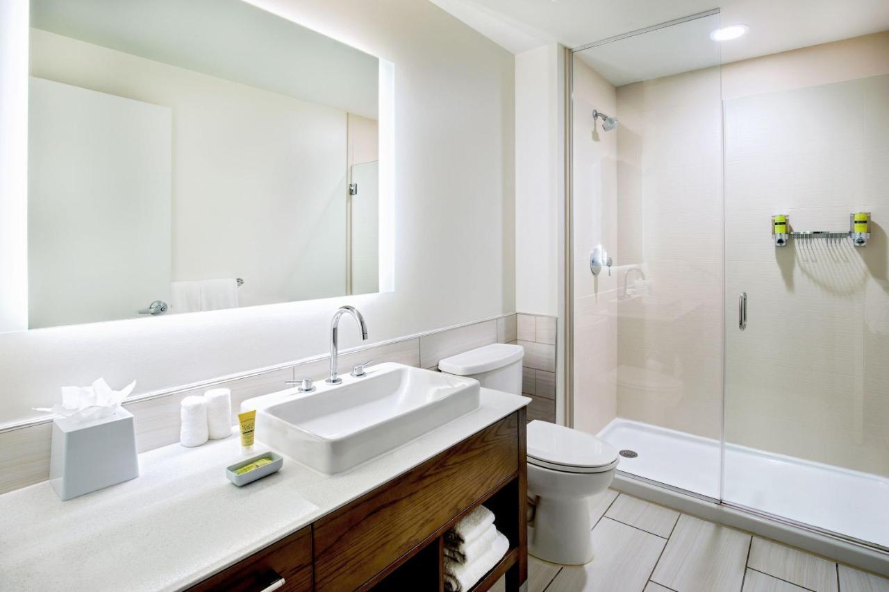 Hotel Element Hampton Peninsula Town Center Extérieur photo