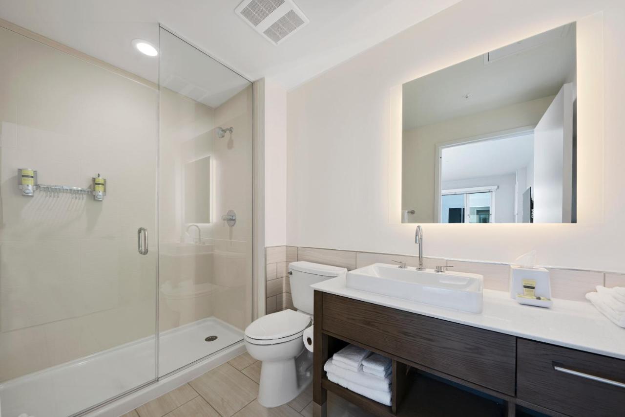 Hotel Element Hampton Peninsula Town Center Extérieur photo