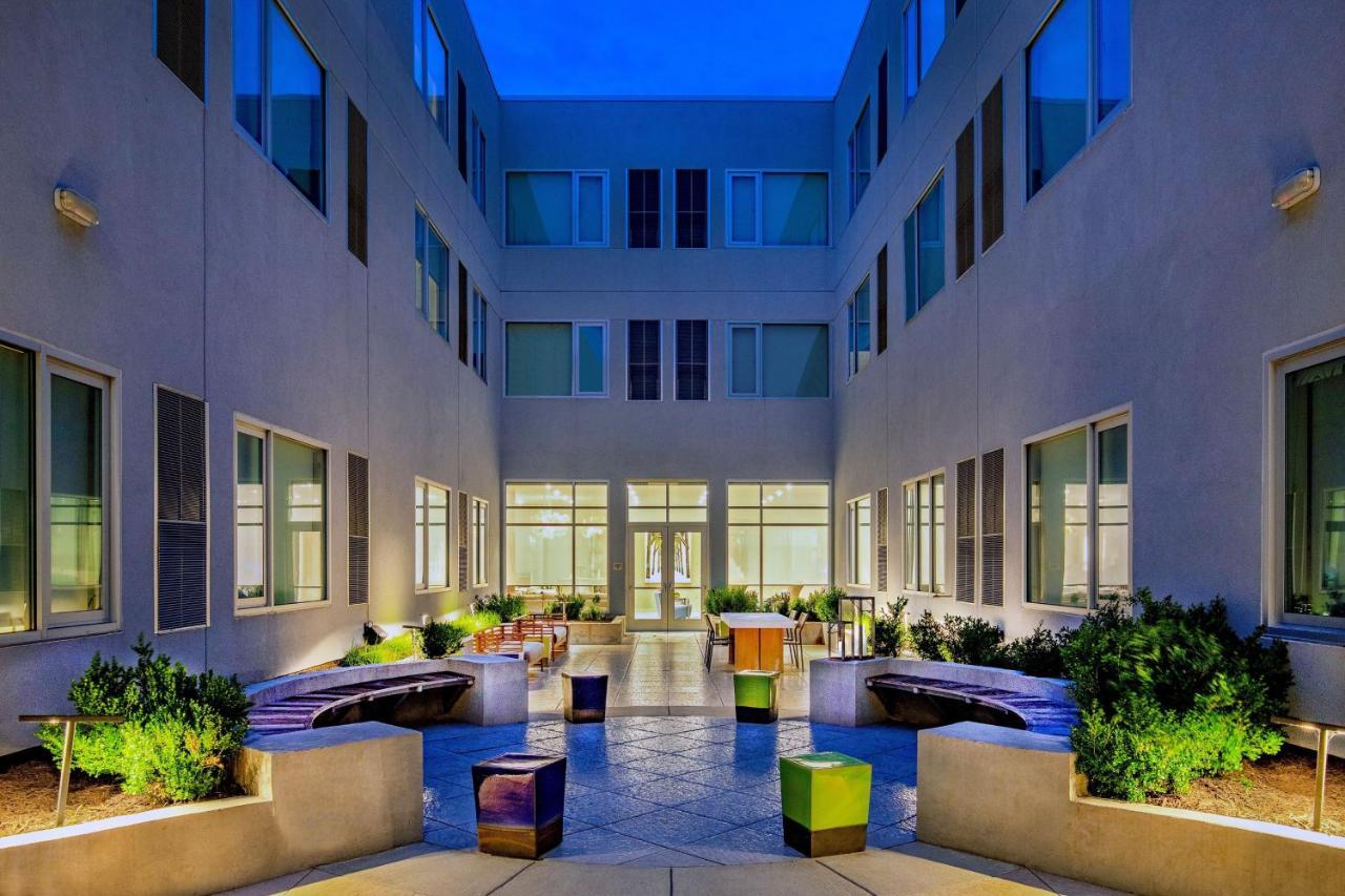 Hotel Element Hampton Peninsula Town Center Extérieur photo
